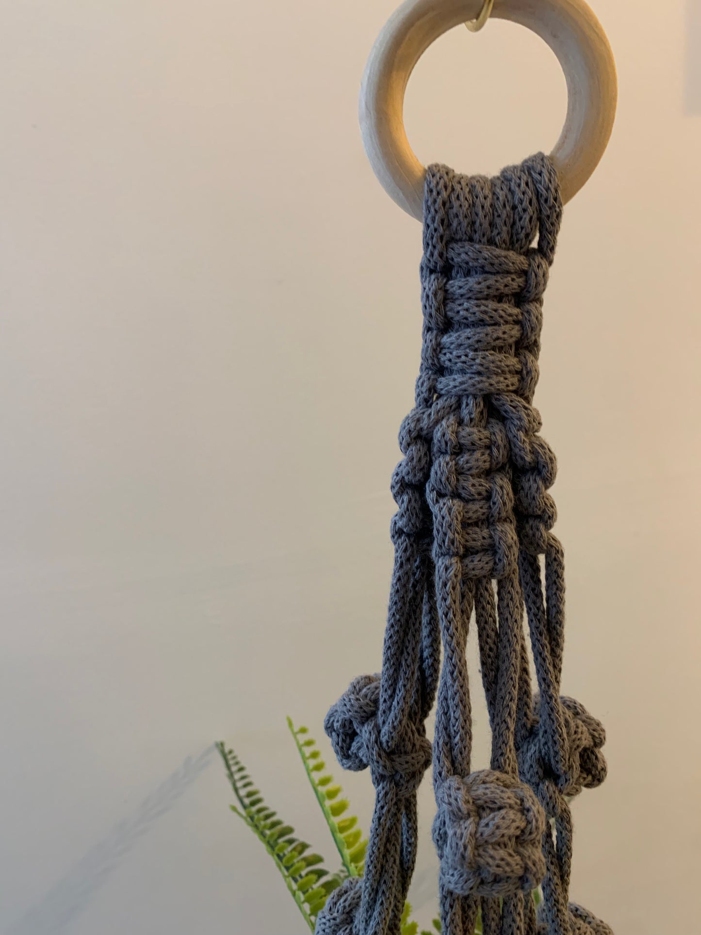 Plöntuhengi / Stone Grey