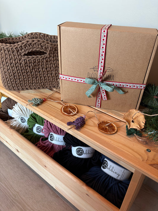 Efni & uppskrift að Heklaðri tösku / Innpakkað í gjafaöskju