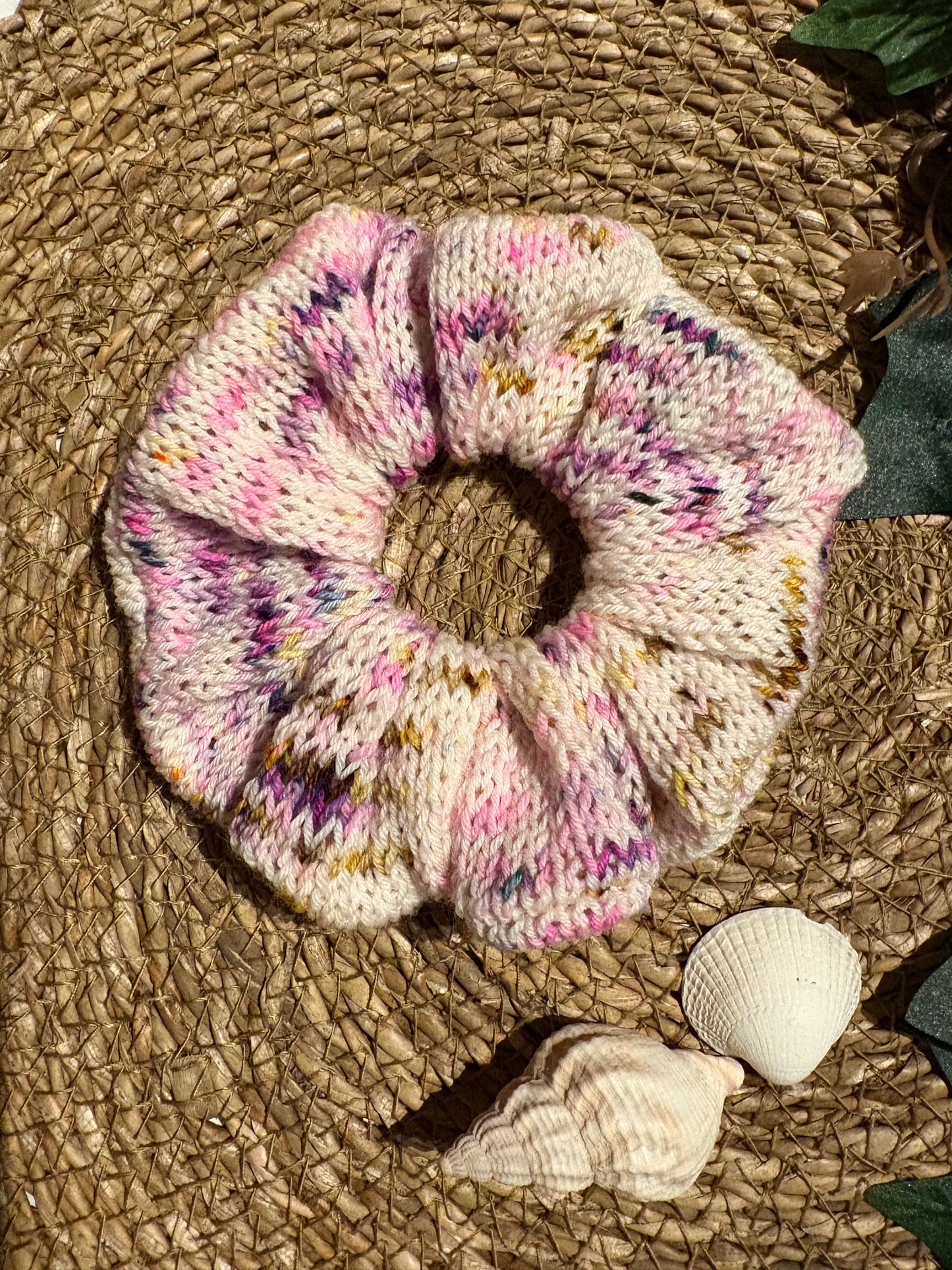 Hárteygja / Scrunchie / Hvít með bleikum & gulum yrjum #2