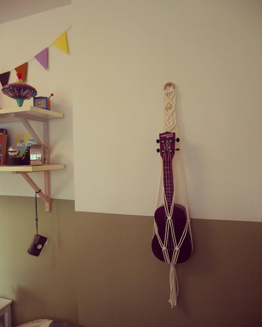 Ukulelehengi / á viðarhring