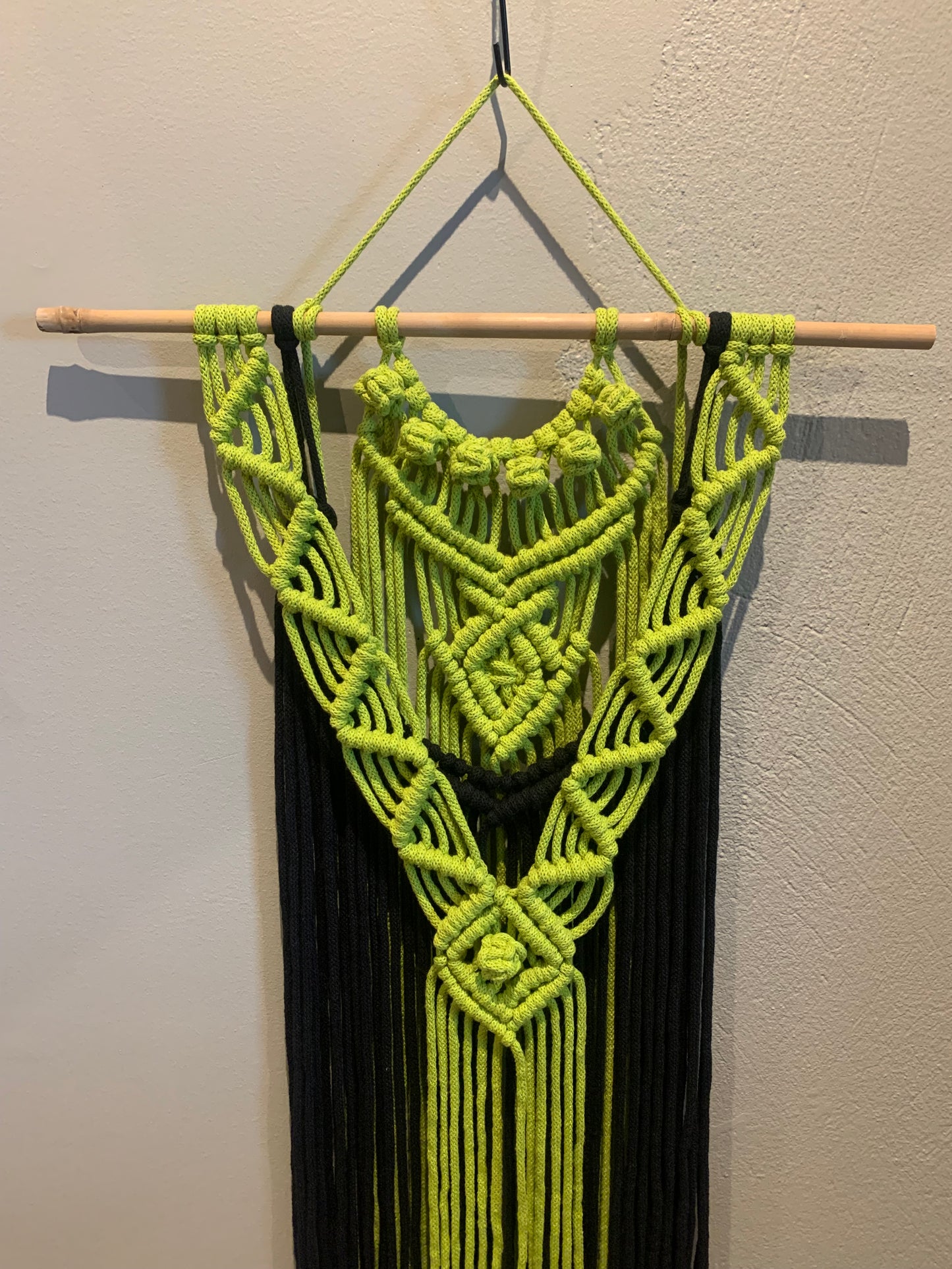 Vegghengi / black & lime