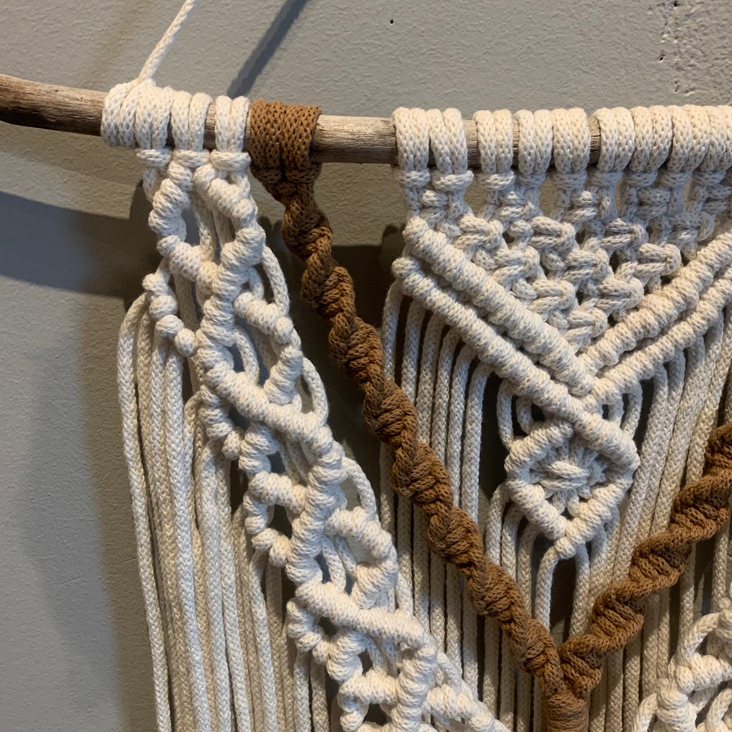 Vegghengi / natural & caramel