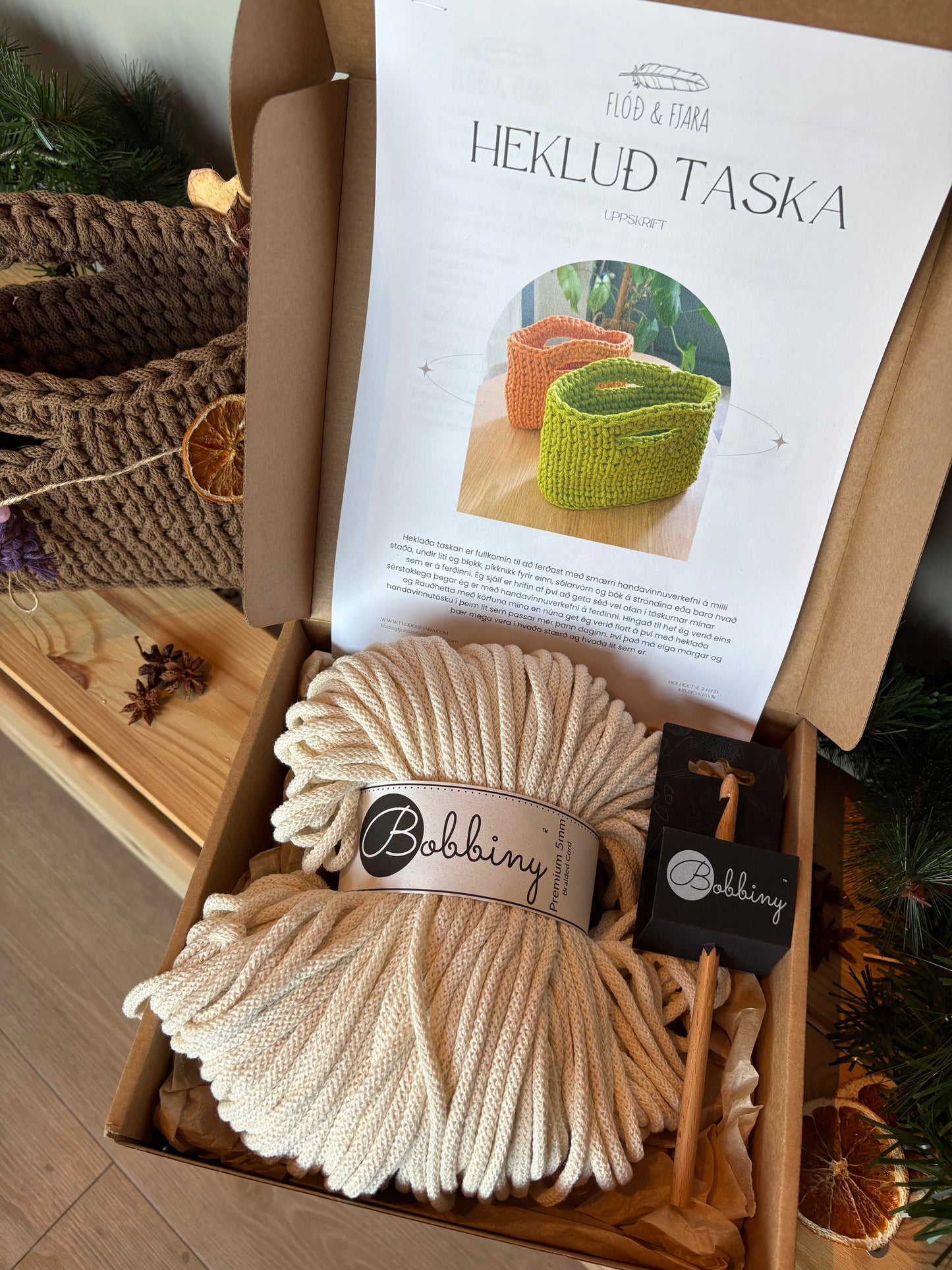 Efni & uppskrift að Heklaðri tösku / Innpakkað í gjafaöskju