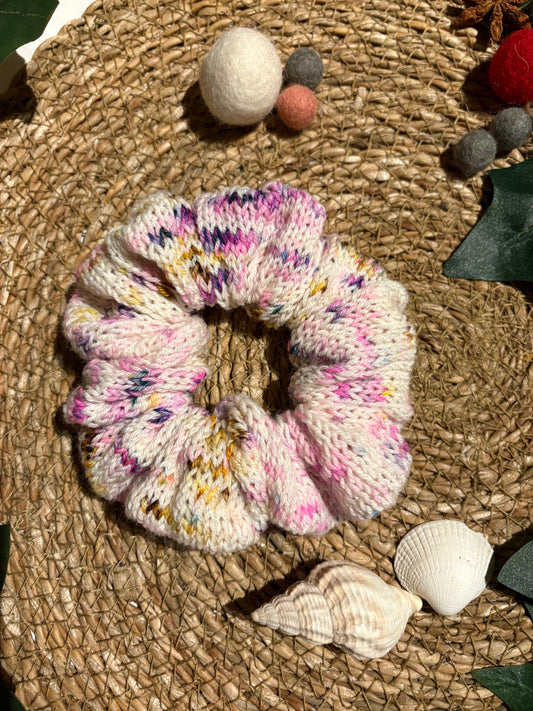 Hárteygja / Scrunchie / Hvít með bleikum & gulum yrjum #1